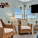 The Seashell Suite With Private Balcony And Walk To Beach
