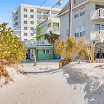 Driftwood Beach Cottage - Walk To Clearwater Bch