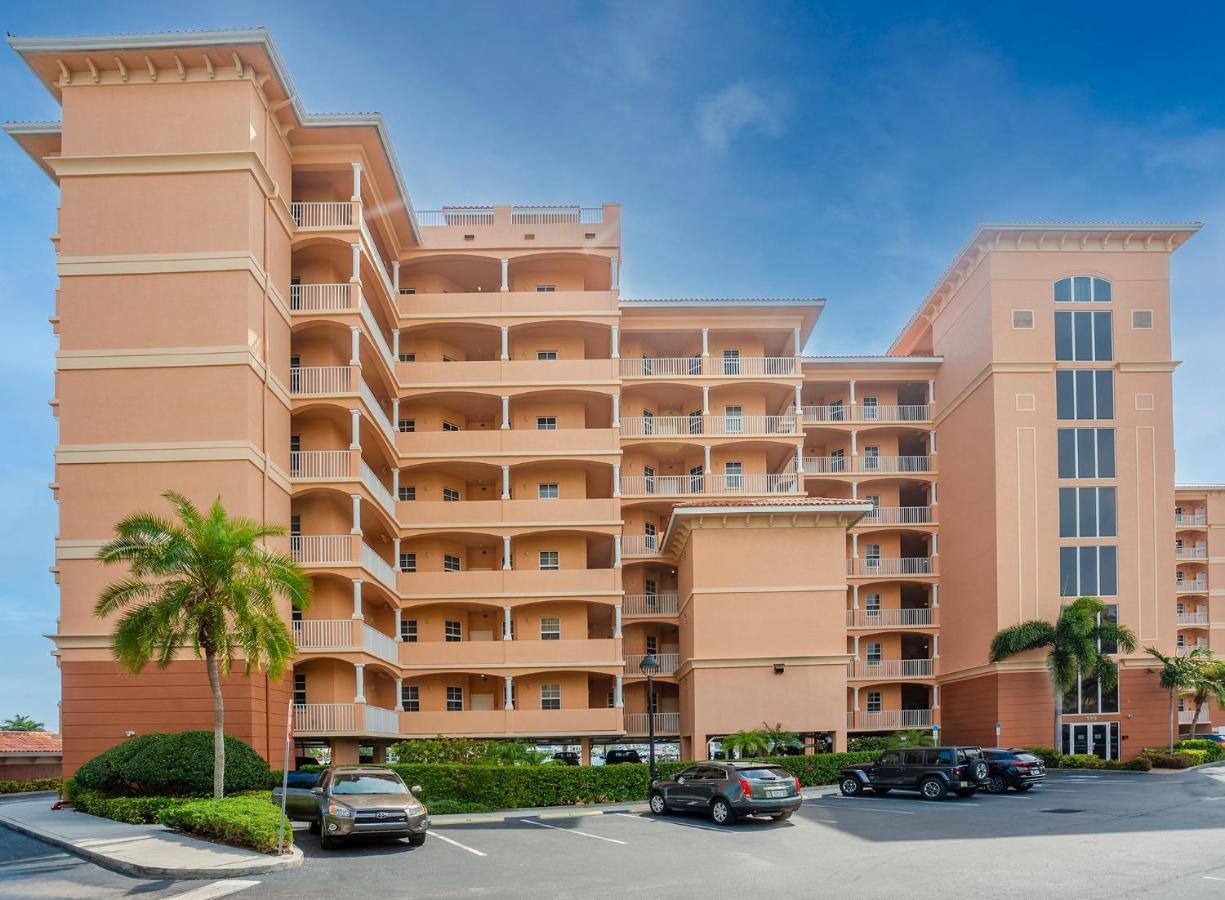 Beautiful Waterfront 3 Bedroom Condo, Located In The Heart Of Clearwater Apartment