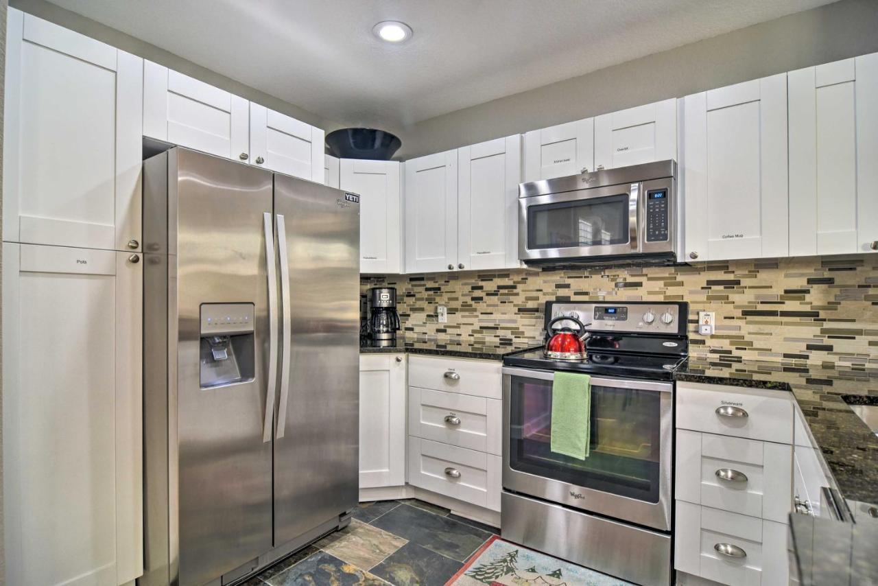 Coastal Sea Side Townhome - Walk To Beach! Holiday home *
