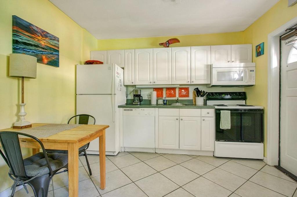 Aparthotel Five Palms Vacation Rentals- Daily - Weekly - Monthly