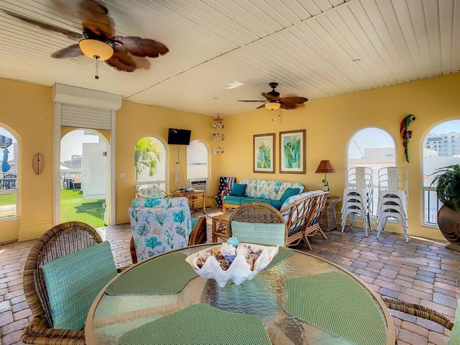 Clearwater Penthouse 5 Min Walk Heated Pool *