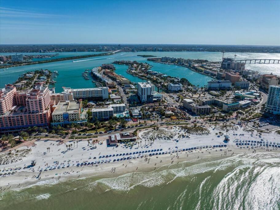 Clearwater Penthouse 5 Min Walk Heated Pool