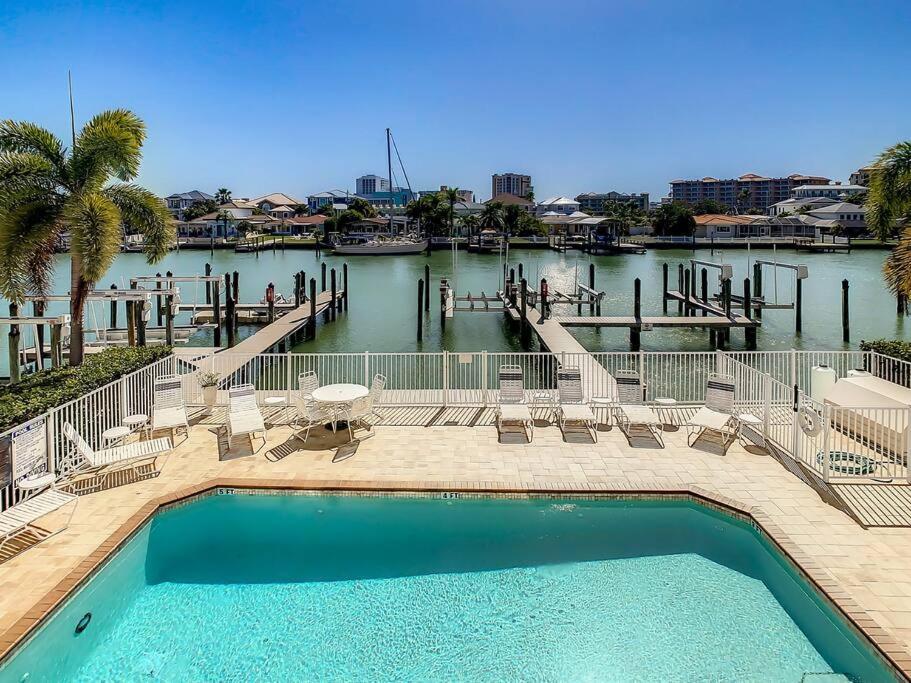 Clearwater Penthouse 5 Min Walk Heated Pool