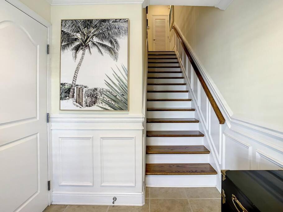Clearwater Penthouse 5 Min Walk Heated Pool *