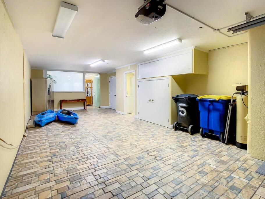 Clearwater Penthouse 5 Min Walk Heated Pool Holiday home
