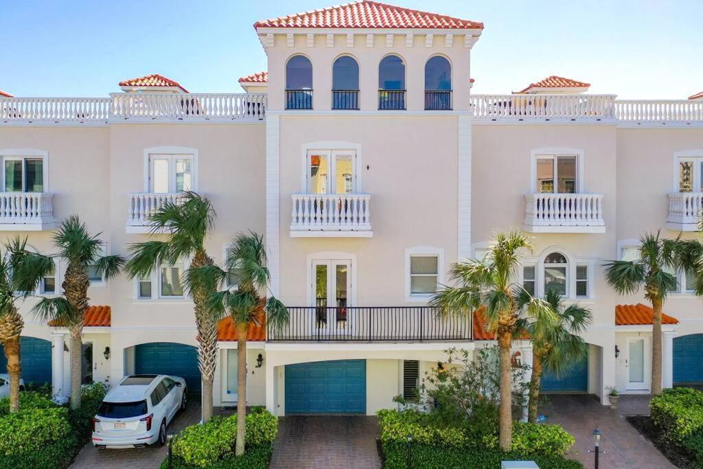 Clearwater Penthouse 5 Min Walk Heated Pool Holiday home