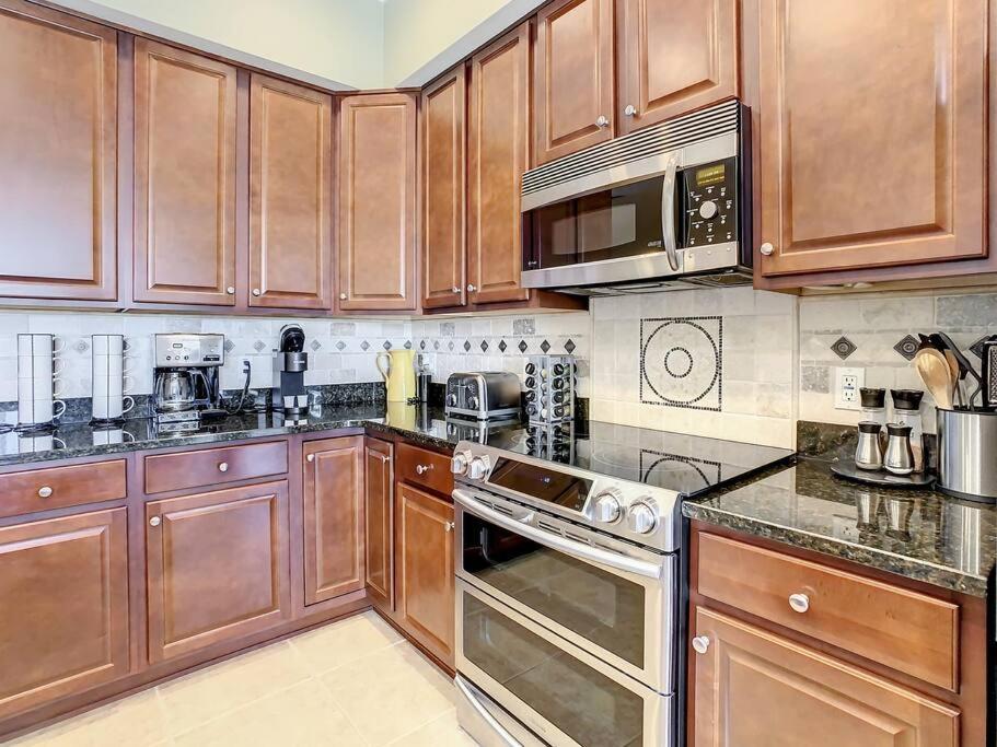 Clearwater Penthouse 5 Min Walk Heated Pool