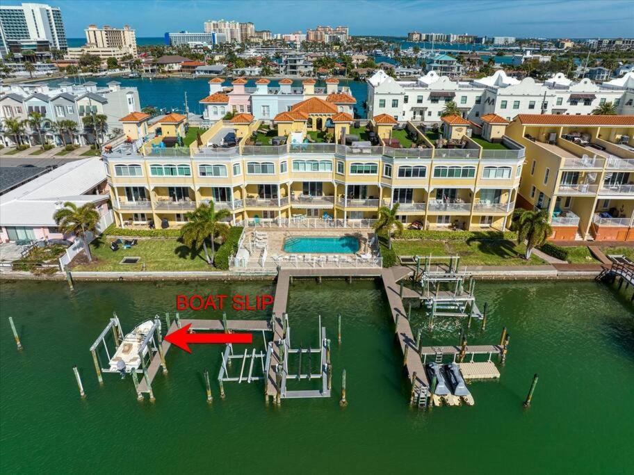 Clearwater Penthouse 5 Min Walk Heated Pool Holiday home