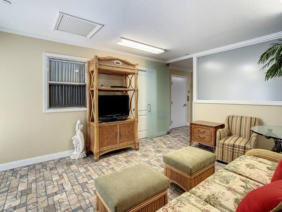 Clearwater Penthouse 5 Min Walk Heated Pool Holiday home