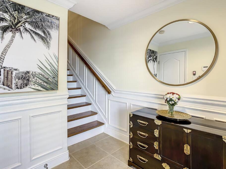 Clearwater Penthouse 5 Min Walk Heated Pool