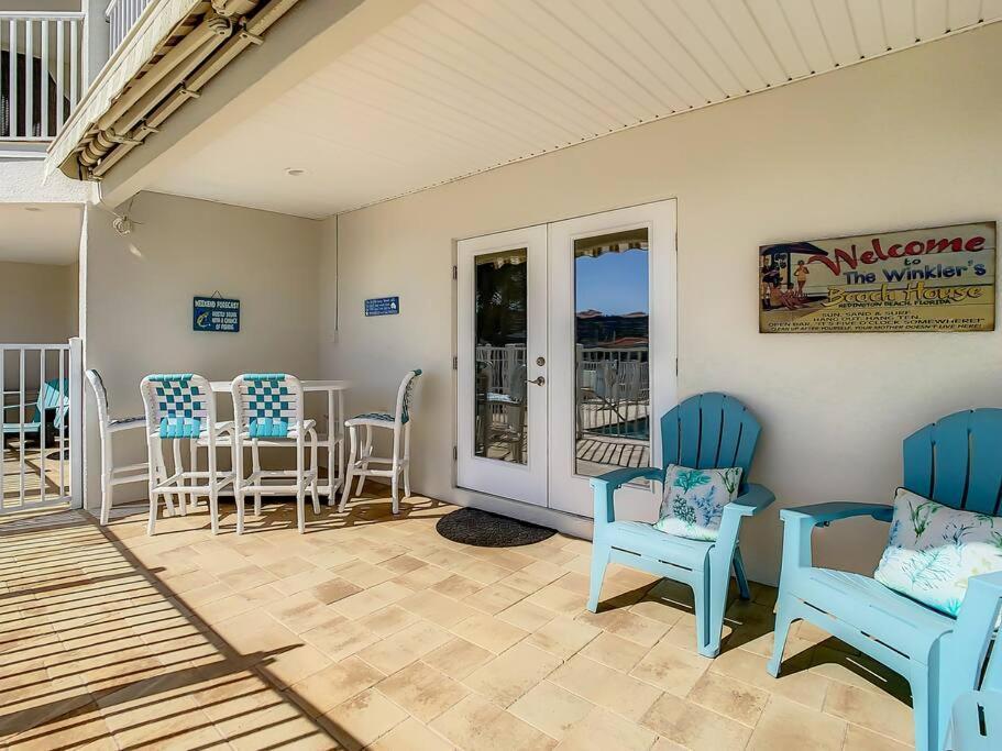 Clearwater Penthouse 5 Min Walk Heated Pool Holiday home *