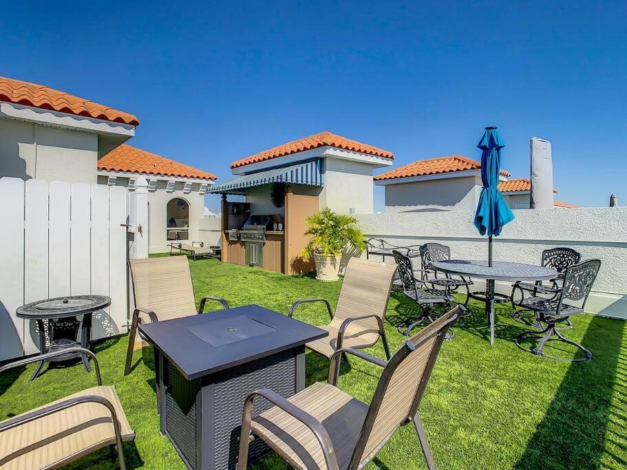 Clearwater Penthouse 5 Min Walk Heated Pool Holiday home Clearwater Beach