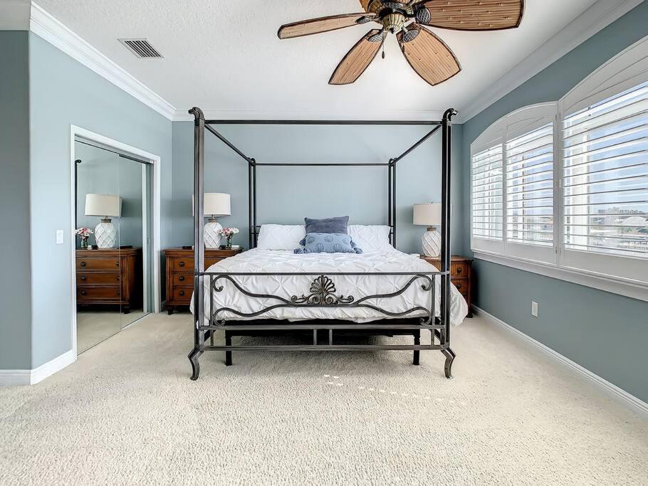 Clearwater Penthouse 5 Min Walk Heated Pool