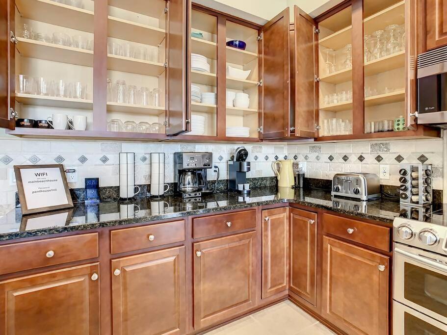 Clearwater Penthouse 5 Min Walk Heated Pool