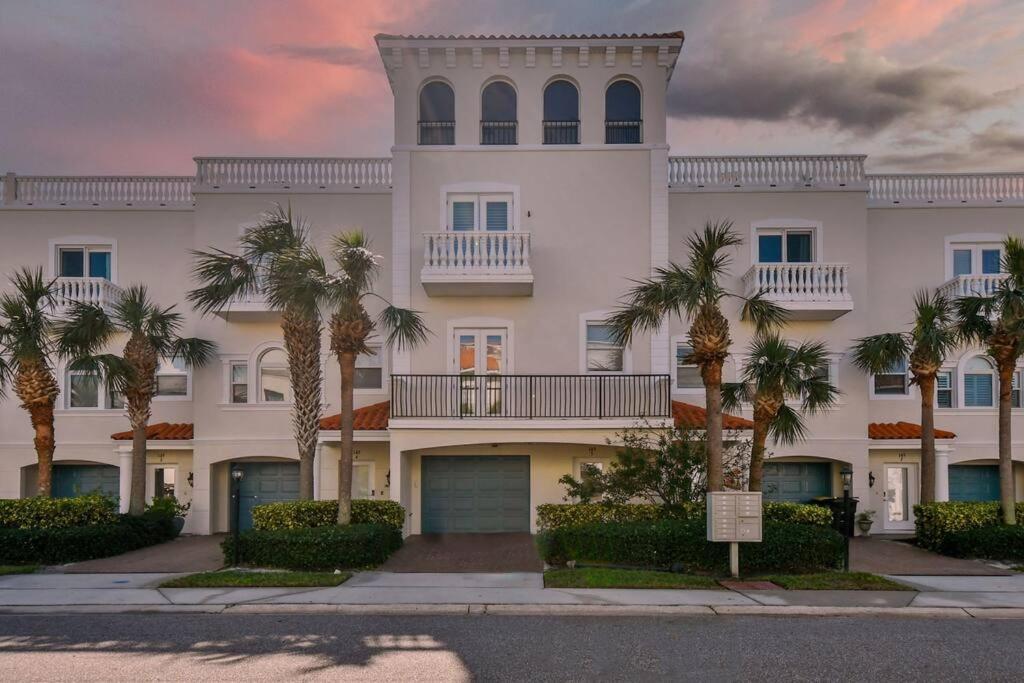 Clearwater Penthouse 5 Min Walk Heated Pool *