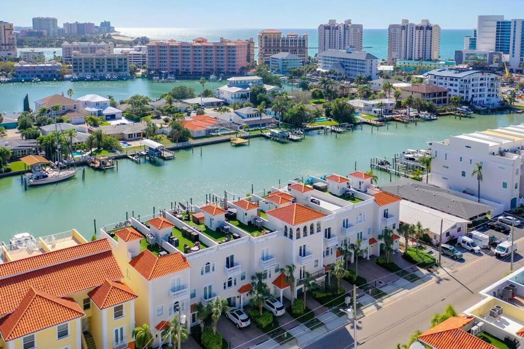 Clearwater Penthouse 5 Min Walk Heated Pool *