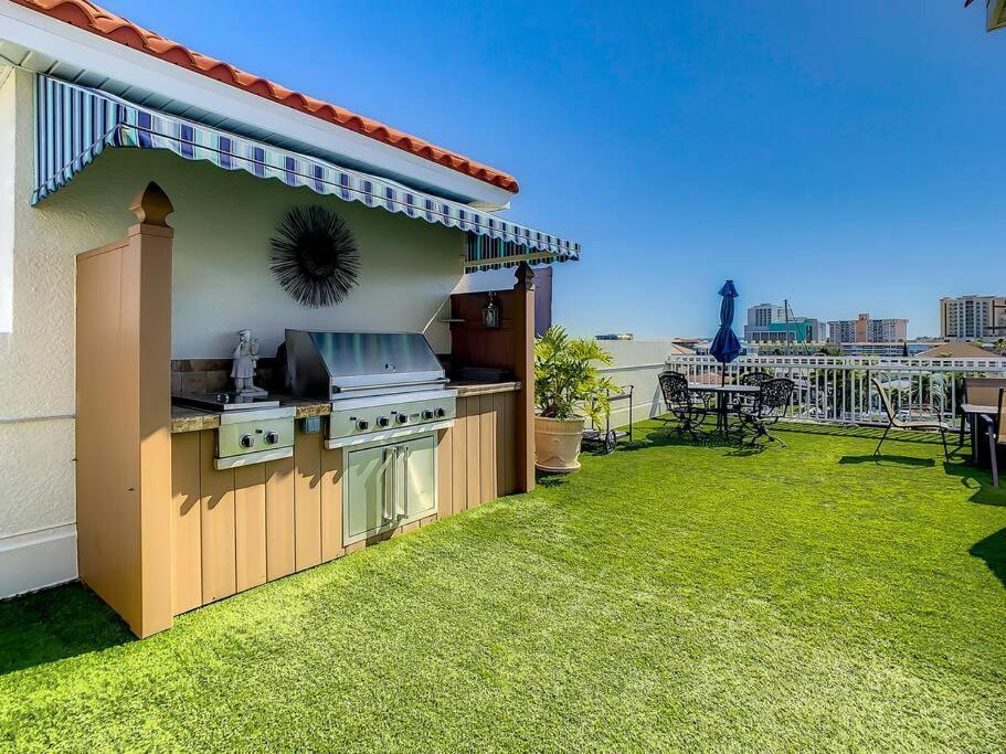 Clearwater Penthouse 5 Min Walk Heated Pool *