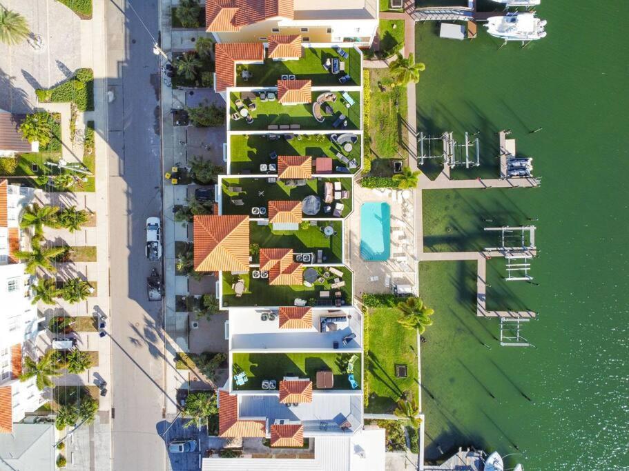 Holiday home Clearwater Penthouse 5 Min Walk Heated Pool