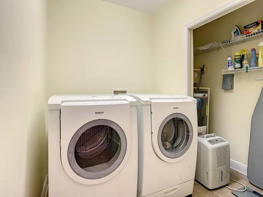 Clearwater Penthouse 5 Min Walk Heated Pool *