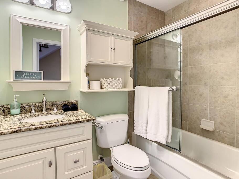 Clearwater Penthouse 5 Min Walk Heated Pool Holiday home *