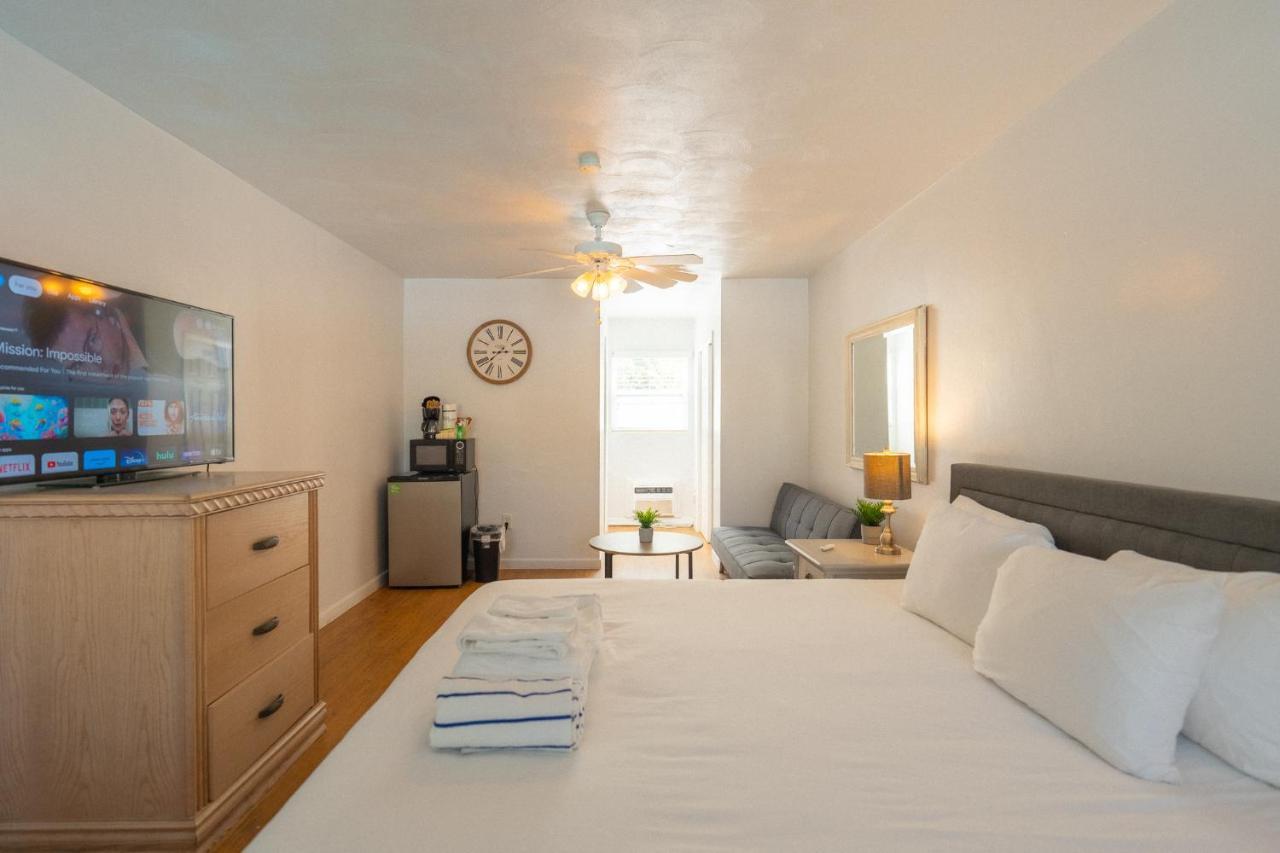 Tropical Breeze - Formerly Wells Manor Since 1953