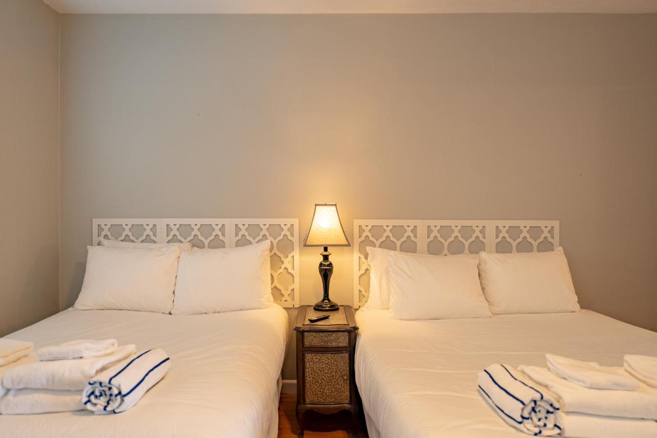 Tropical Breeze - Formerly Wells Manor Since 1953 *