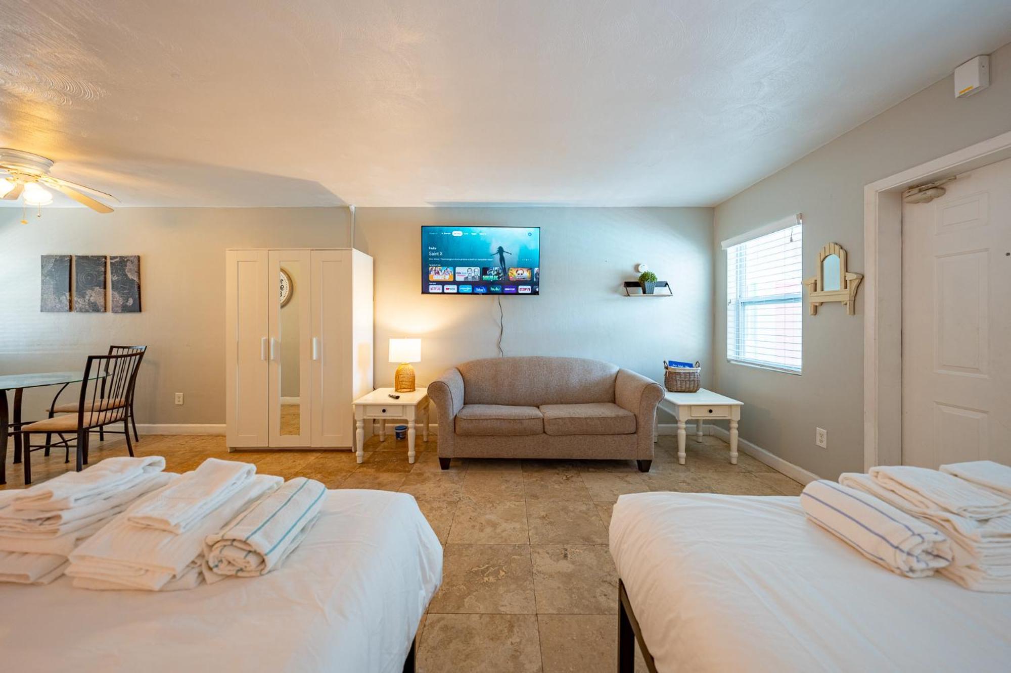 Tropical Breeze - Formerly Wells Manor Since 1953 Apartment *