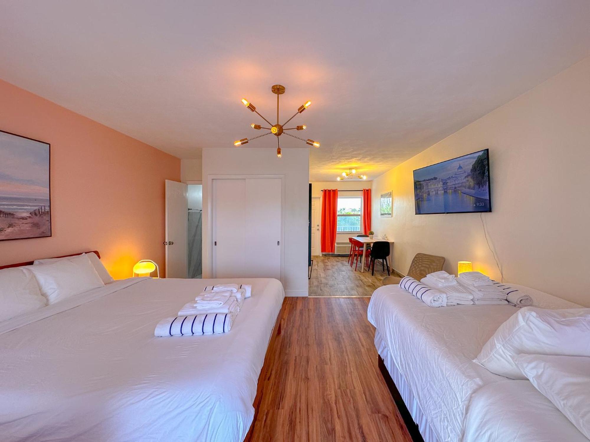Tropical Breeze - Formerly Wells Manor Since 1953