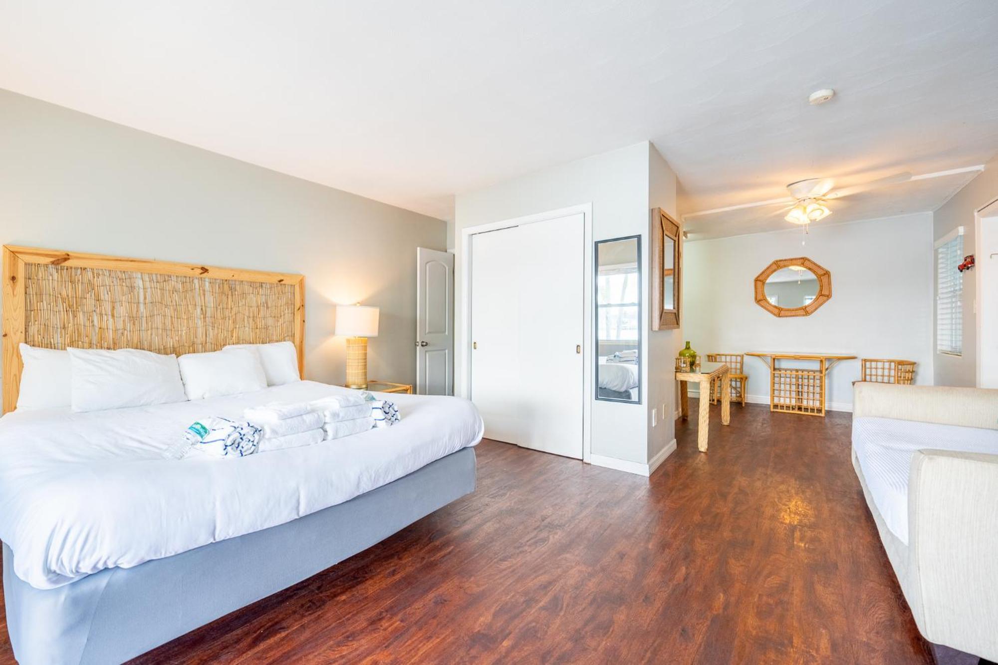 Tropical Breeze - Formerly Wells Manor Since 1953 Apartment *