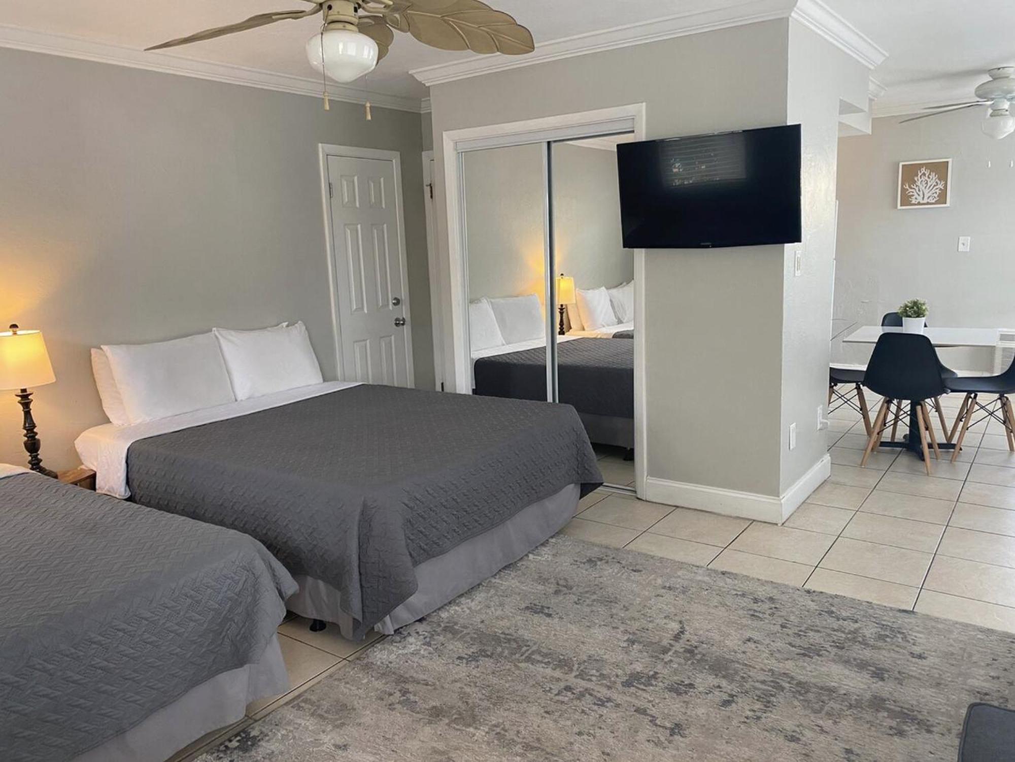 Tropical Breeze - Formerly Wells Manor Since 1953 Apartment *