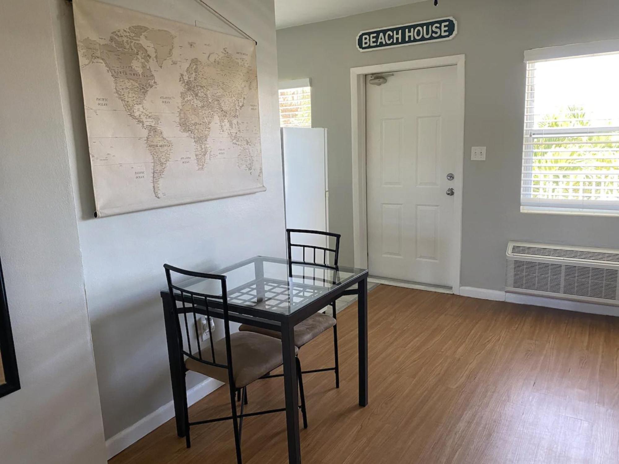 Tropical Breeze - Formerly Wells Manor Since 1953 Apartment *