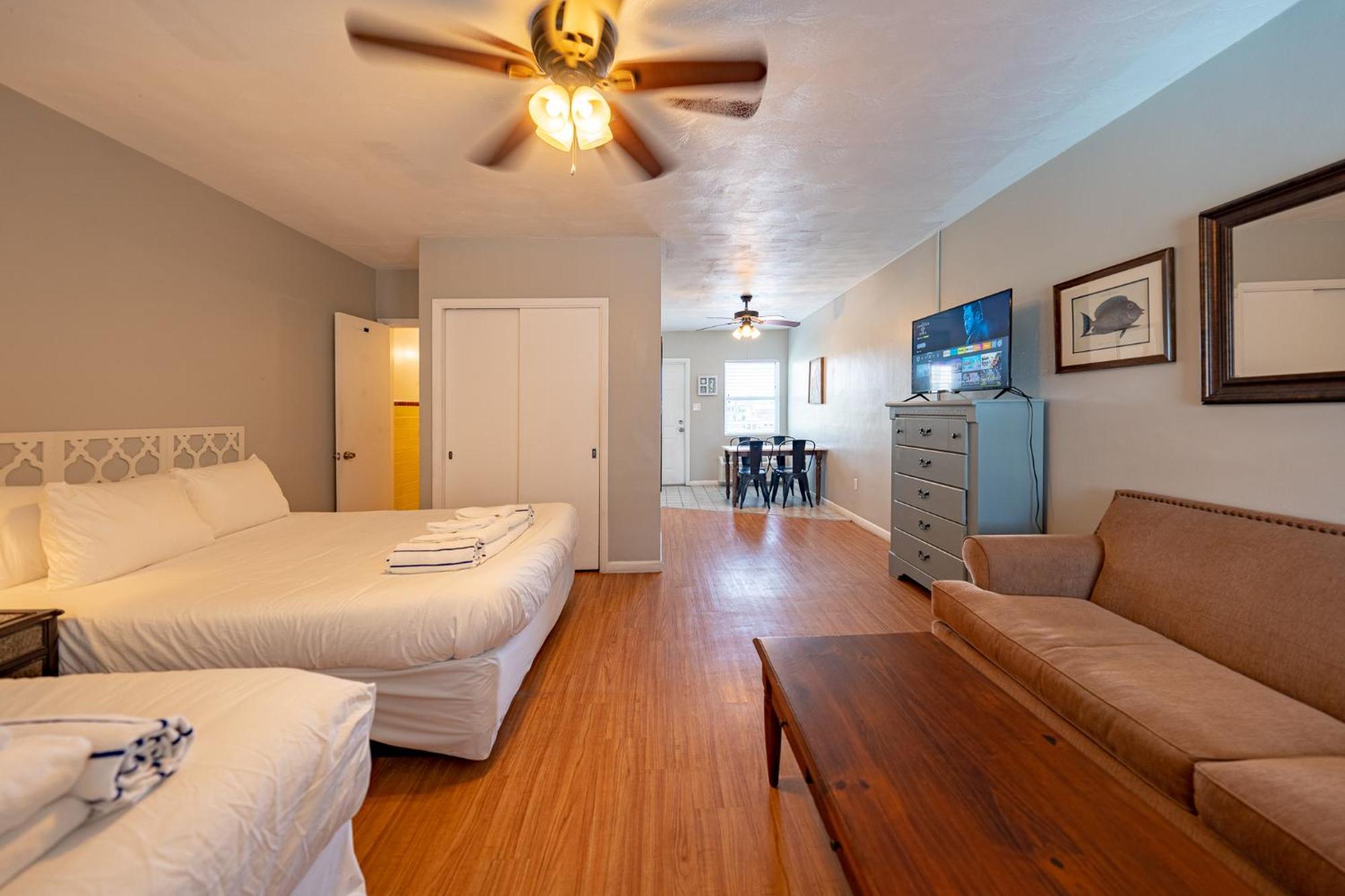 Tropical Breeze - Formerly Wells Manor Since 1953 * Clearwater Beach