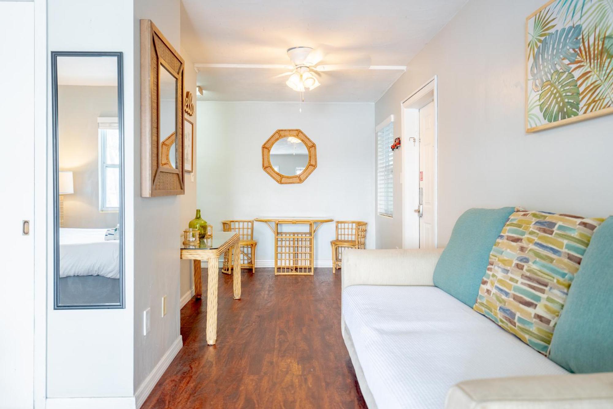 Apartment Tropical Breeze - Formerly Wells Manor Since 1953