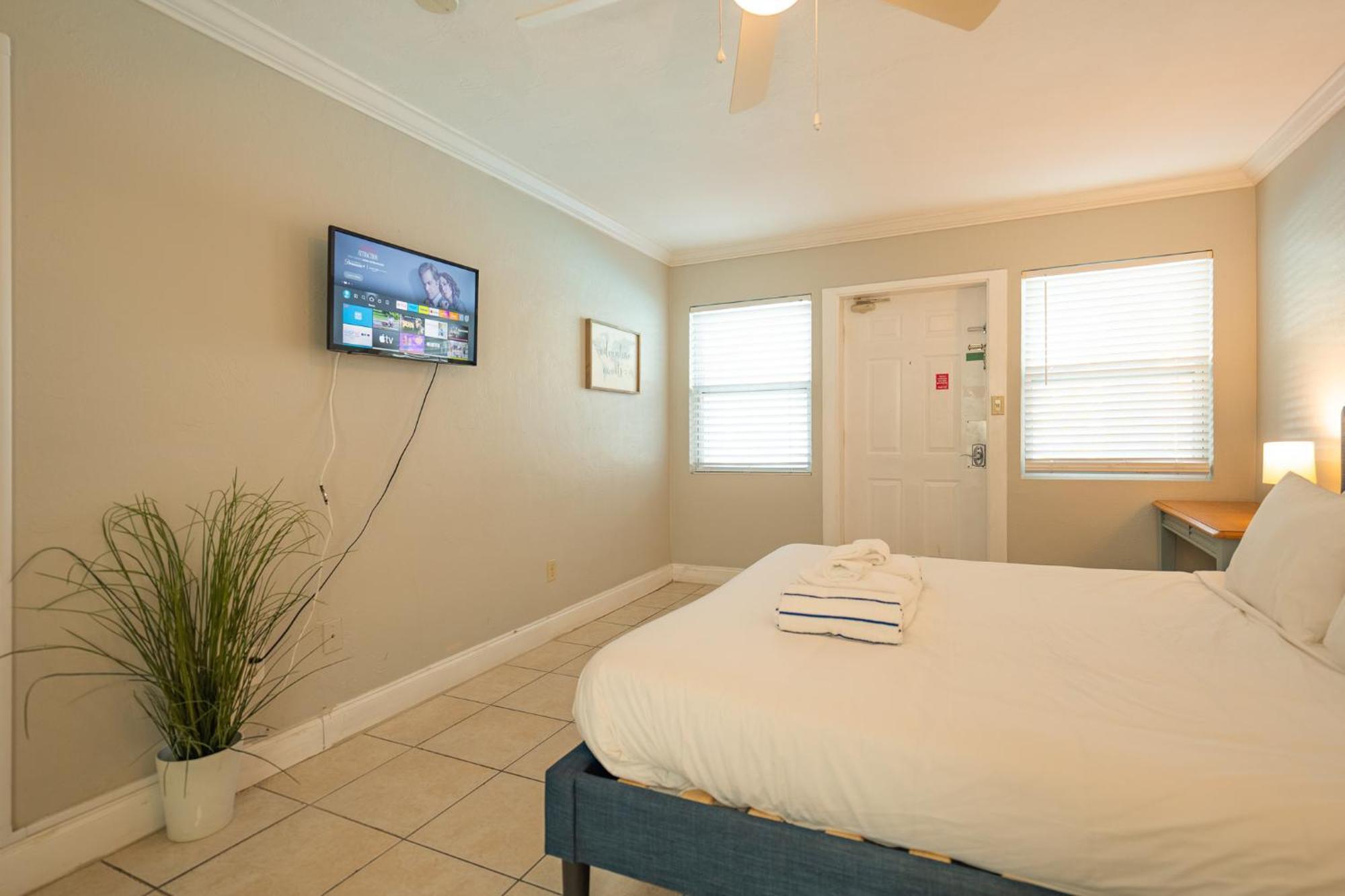 Tropical Breeze - Formerly Wells Manor Since 1953 Clearwater Beach