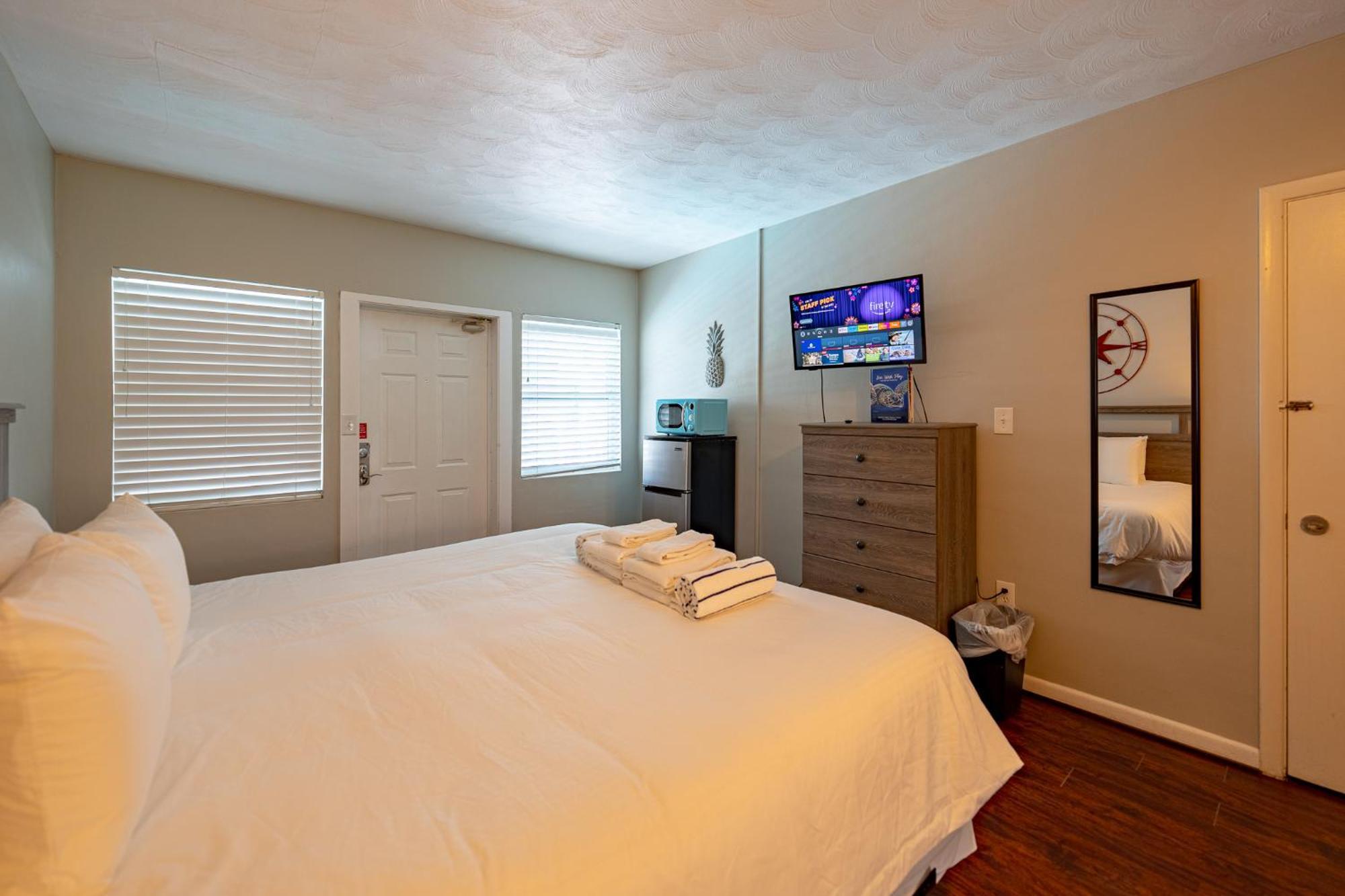 Tropical Breeze - Formerly Wells Manor Since 1953 *