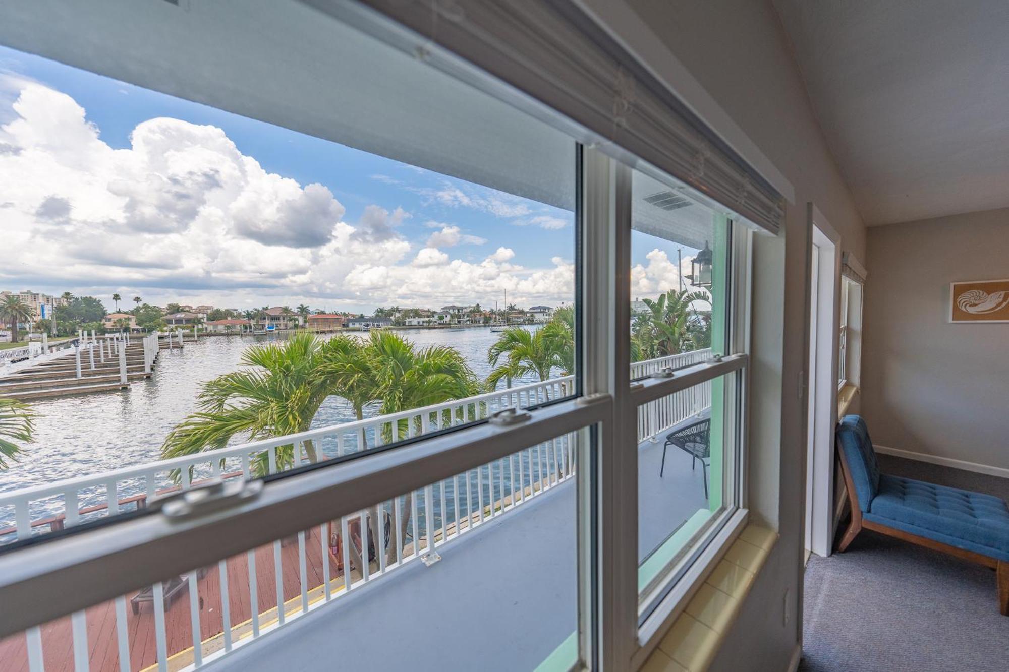Tropical Breeze - Formerly Wells Manor Since 1953 *