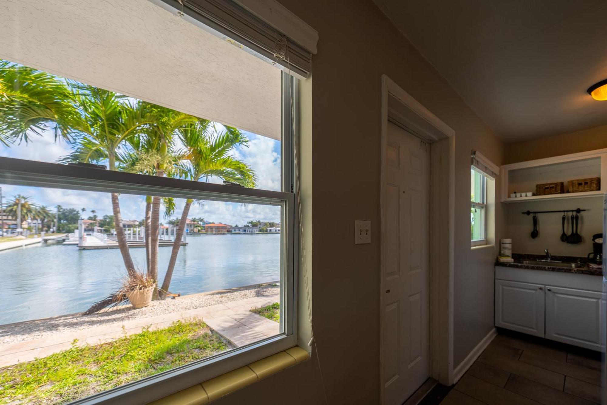 Tropical Breeze - Formerly Wells Manor Since 1953 *