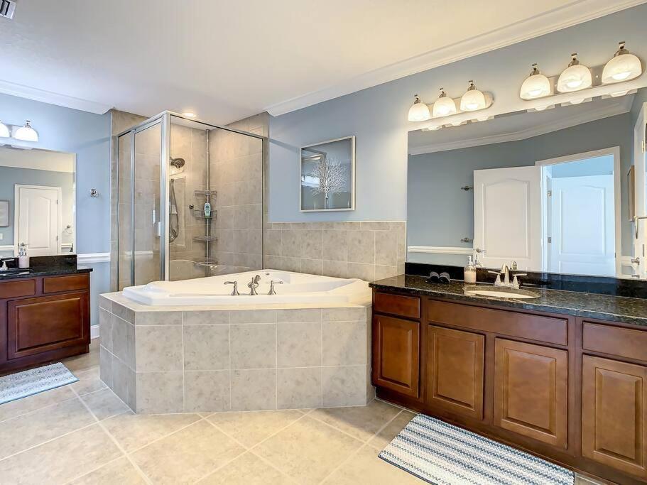 Clearwater Penthouse 5 Min Walk Heated Pool