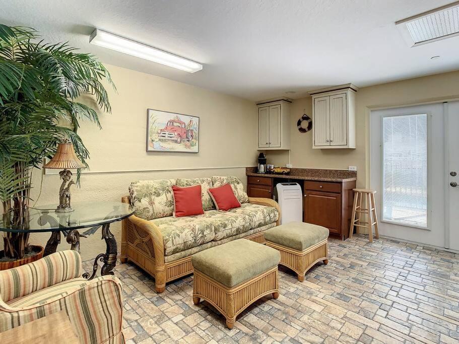 Clearwater Penthouse 5 Min Walk Heated Pool Holiday home Clearwater Beach