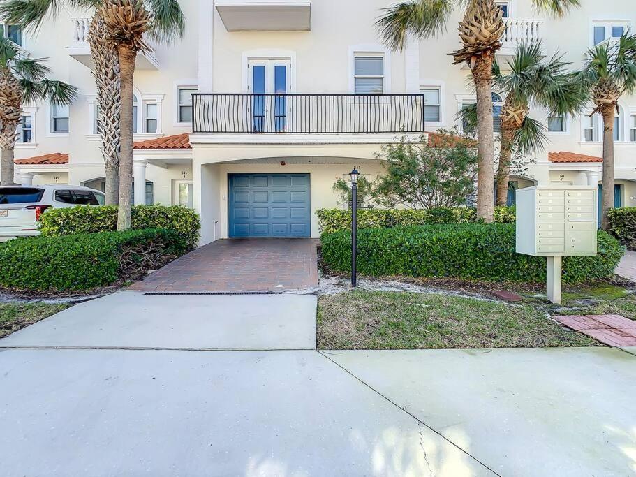 Clearwater Penthouse 5 Min Walk Heated Pool Holiday home