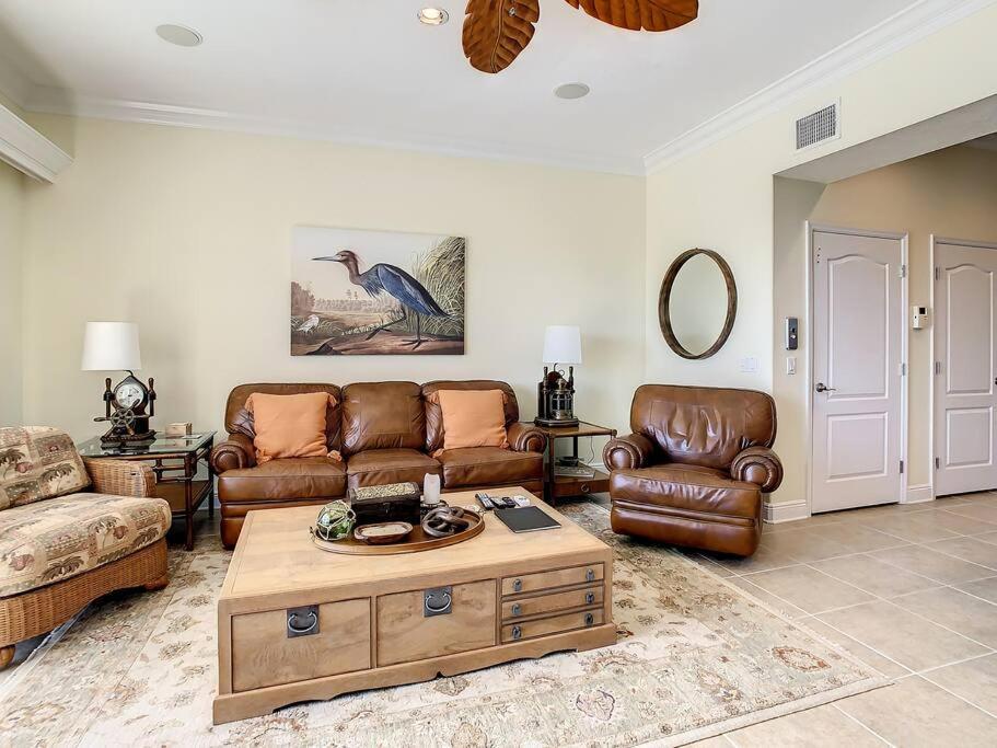 Clearwater Penthouse 5 Min Walk Heated Pool