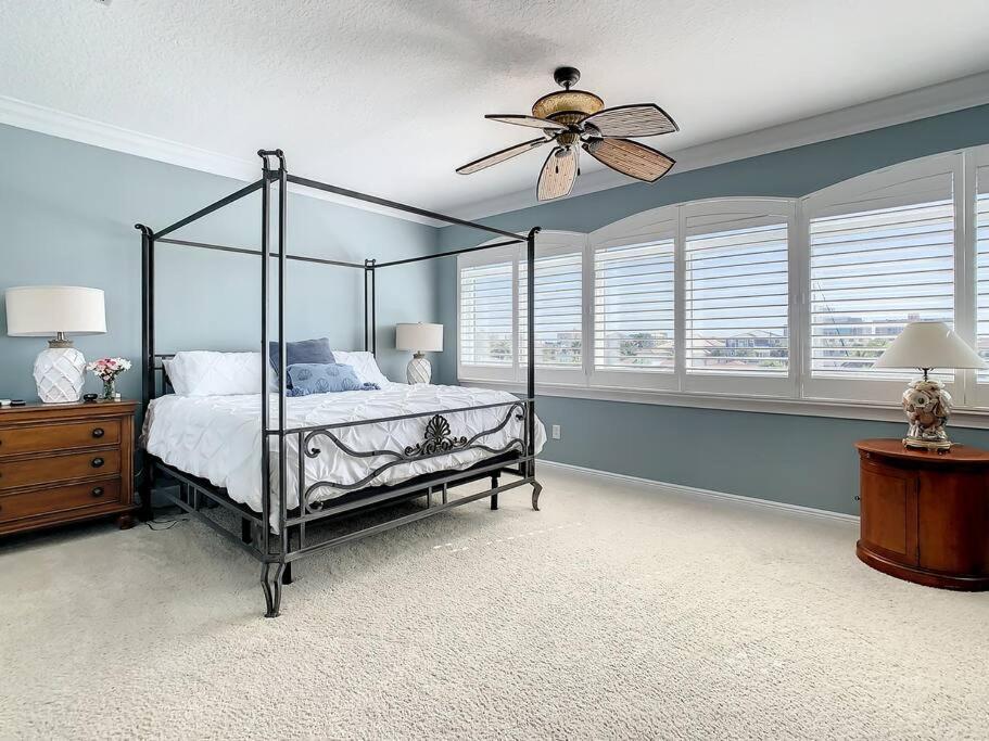 Clearwater Penthouse 5 Min Walk Heated Pool Holiday home Clearwater Beach