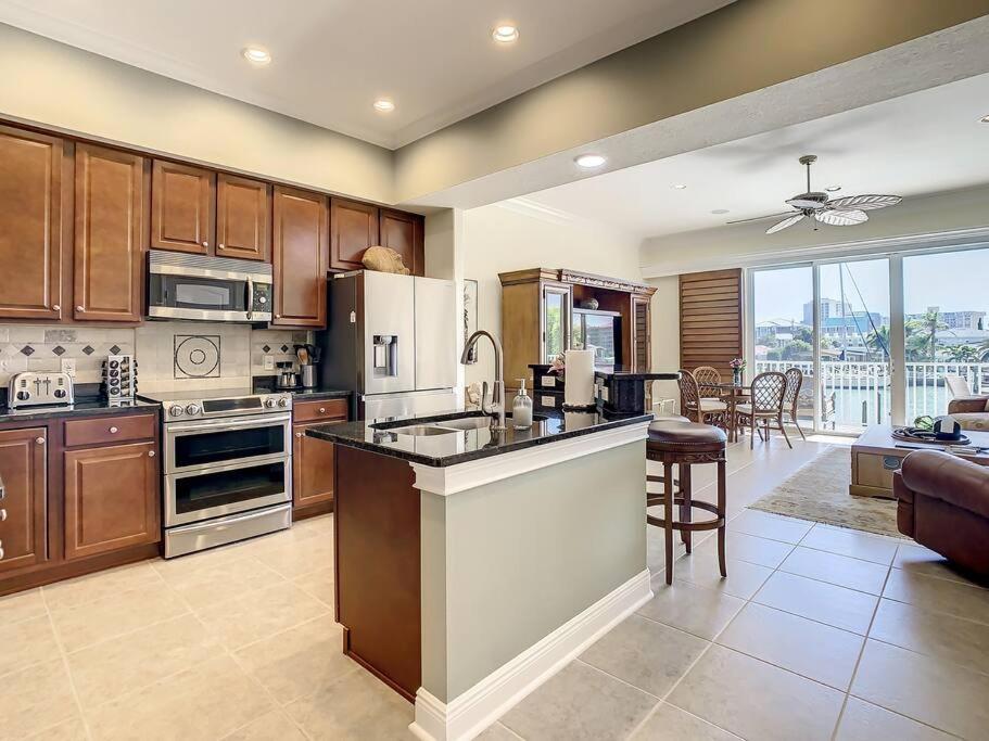 Clearwater Penthouse 5 Min Walk Heated Pool Holiday home Clearwater Beach