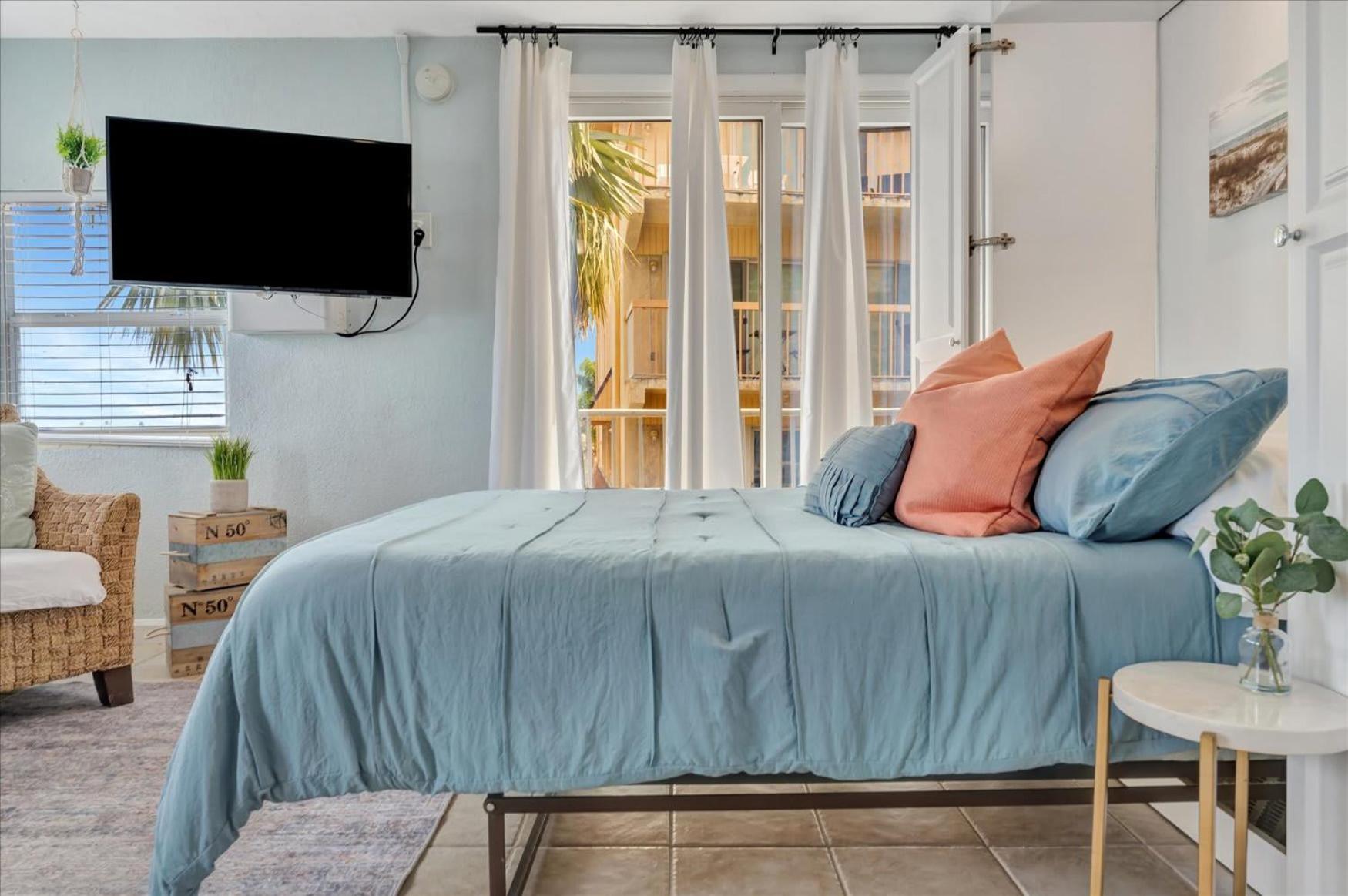 The Seashell With Private Balcony And Walk To Holiday home