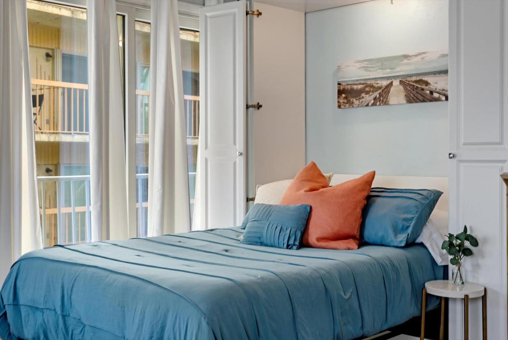 The Seashell With Private Balcony And Walk To Holiday home Clearwater Beach
