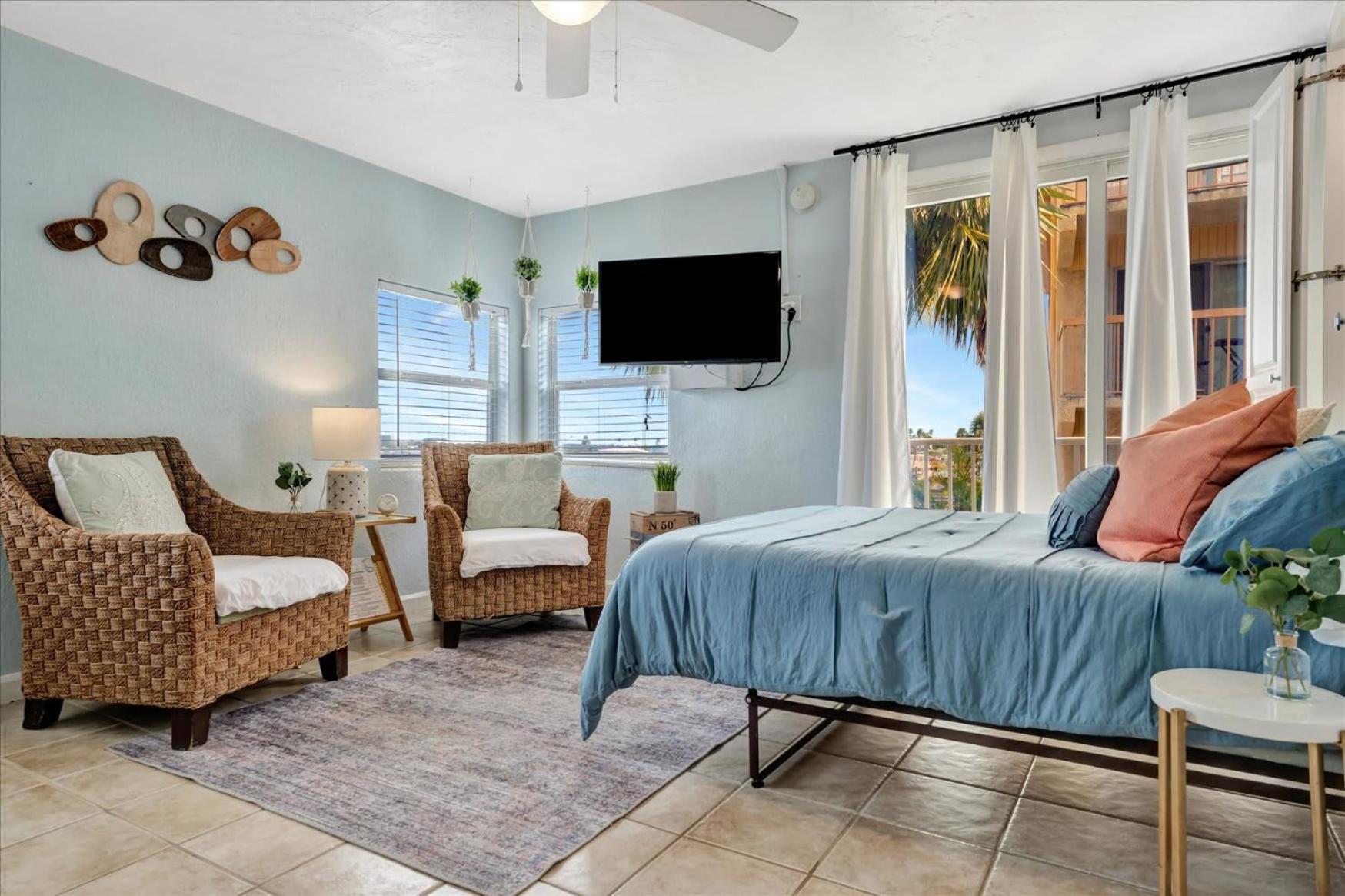 The Seashell With Private Balcony And Walk To * Clearwater Beach