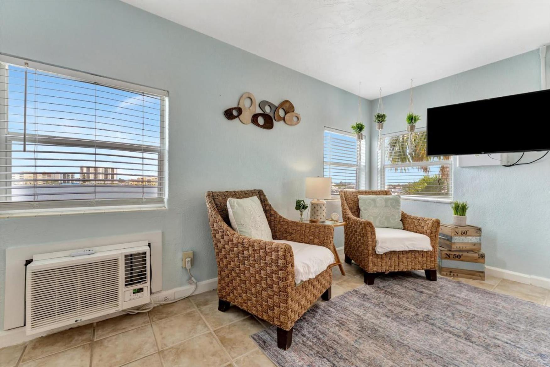 The Seashell With Private Balcony And Walk To Holiday home