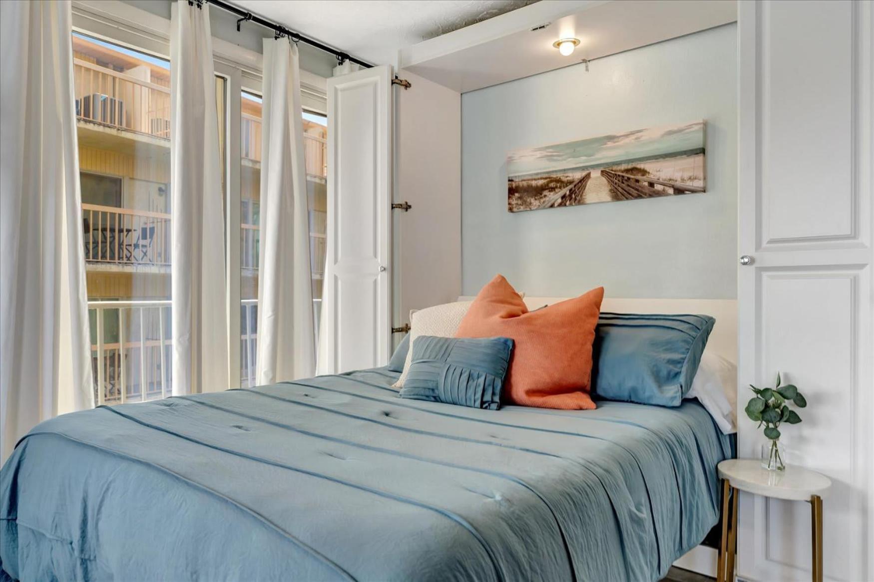 The Seashell With Private Balcony And Walk To Holiday home Clearwater Beach