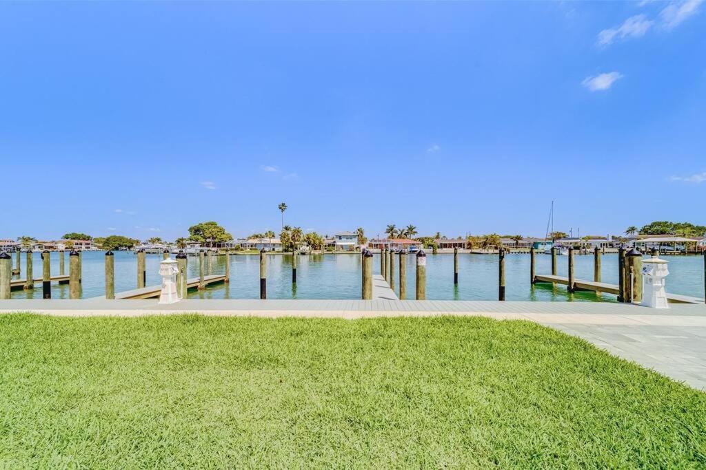 Luxury Waterfront Penthouse With Amenities And Services *